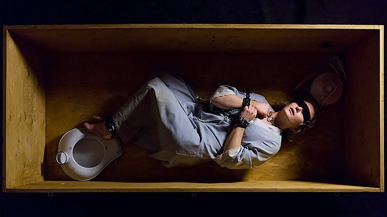 Dziewczyna w skrzyni