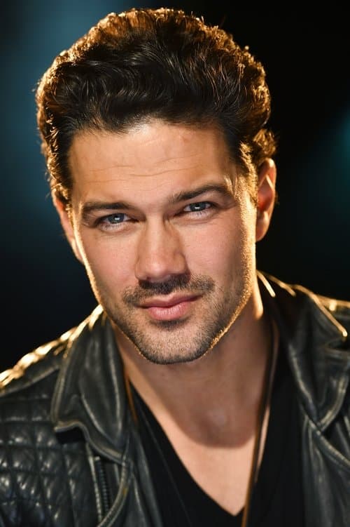 Zdjęcie Ryan Paevey